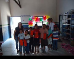 Crianças ladeadas por servidores da VT de Bacabal