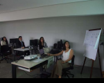 A juíza  Kelly Cristina Monteiro Dias Estadulho (TRT-MS) está ministrando o treinamento.