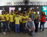 Juízes Carlos Eduardo Batista e Angelina Moreira e a servidora Anícia Ewerton, com alunos da  UEB Salomão Fiquene