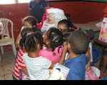 Papai Noel faz entrega de presentes no Natal Solidário