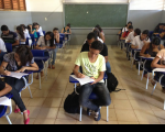 Estudantes fazem prova de redação e concorrem à vagas de estágio
