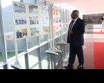 Presidente do TST, ministro Carlos Alberto Reis de Paula, contempla a Mostra