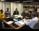 Presidente do Sindicato dos Metalúrgicos (à esquerda), reclamantes e advogados (ao centro), e juiz Manoel Veloso (à direita).