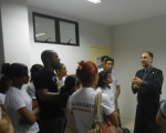 Juiz Carlos Gustavo recebe os alunos na sala de audiências da 3ª VT.