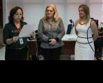 Elen dos Reis, secretária do Tribunal Pleno, lê o Termo de Posse da Juíza Roberta Carvalho. Ao centro, des. Ilka Esdra.