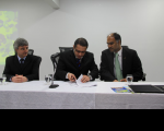 Desembargador Roberto Bacellar (E) e juiz Gustavo Castro observam o desembargador James Magno assinar o termo de cooperação