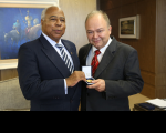 Ministro Reis de Paula entrega a medalha ao juiz Saulo Fontes.