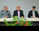 Presidente do TRT, desembargador Luiz Cosmo, entre o desembargador James Magno (E) e o juiz Bruno Motejunas na abertura da 1ª Semana