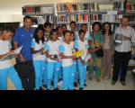 Professores Fábio Nascimento (camisa azul) e Rosiane Amorim (roupa estampada), Edvânia Kátia e Cecílio Lobo (servidores do Cemoc) com os alunos em visita à Biblioteca do TRT-MA.