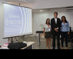 Juiz Bruno Motejunas ladeado pelas servidoras Olívia Almeida e Fabiana Santalúcia