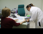 Enfermeira Terezinha Sousa faz a verificação na servidora Regina Irene