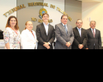 Da esquerda para a direita: servidoras Sílvia Castro e Ana Lúcia Rocha; juiz Bruno Motejunas; desembargadores Gerson de Oliveira, James Magno e José Evandro.