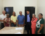 Juiz Francisco Galvão (de blazer preto), o advogado dos reclamantes João Batista Santos Guará (1º à esquerda)  e os beneficiários de alvarás, entre eles, Ana Carvalho (de óculos).