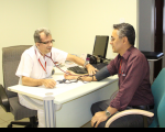 O médico Luís Carlos afere a pressão arterial do servidor Alexandre Pires, da Secretaria do Pleno.