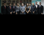 Desembargador James Magno (terno cinza) e Valéria Lauande (blazer preto e branco), ladeados pela diretoria da OAB-MA.