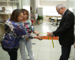 Advogada Darcy Frazão, servidora Lucira Fortes e desembargador Luiz Cosmo fazem o desenlace da fita inaugural.