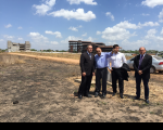 Da esquerda para a direita: desembargador James Magno, prefeito Sebastião Madeira e procuradores do Município de Imperatriz. Ao fundo, as construções dos prédios do TJ (à direita) e do MPE.