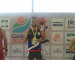Rodrigo exibe uma das medalhas de ouro conquistadas no atletismo