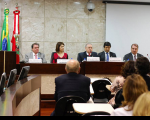 Desembargador Gerson de Oliveira (1º à esquerda) participa da mesa de abertura do evento ao lado dos desembargadores Viviane Colucci, Edson Mendes, José Otávio e Gracio Petrone.