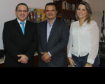 Desembargador James Magno ao lado dos gestores empossados Marcos dos Santos e Luciana Gehlen