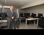 Momento da visita: desembargador Gerson de Oliveira mostra ao ministro Renato Paiva o Laboratório de Informática da Escola Judicial.
