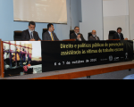 Mesa de abertura do Seminário. Da direita para a esquerda: ministro do TST Lélio Bentes; procurador-chefe do MPT-MA, Marcos Rosa; presidente do TRT-MA, desembargador James Magno; corregedor-geral da Justiça do Trabalho, ministro Renato Paiva; e oficial de Projetos da OIT, Antônio Carlos de Mello.