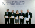 Desembargador James Magno (2º da esquerda para a direita) recebeu a premiação do CNJ concedida ao TRT-MA.