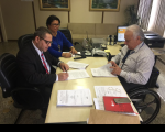 Presidente do TRT-MA, desembargador James Magno Araújo Farias, e superintendente da ASSEFAZ, João Dias Neto, assinam o convênio na presença da coordenadora nacional de cadastro da ASSEFAZ, Adriana Cardoso.
