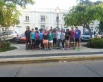 Participantes da corrida e colaboradores posam para a foto antes da largada