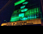 Fachada do TRT-MA tem iluminação verde desde o dia 11 de abril