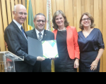 Ministro Ives Gandra entrega certificado ao desembargador James Magno. Ao lado deste, a vice-presidente e a secretária-geral do Coleprecor, desembargadoras Lourdes Leiria e Beatriz Theodoro, respectivamente.