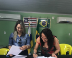 Juíza Socorro Almeida, no ato da assinatura do acordo, juntamente com a prefeita Thalita Dias