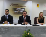 Juiz Paulo Fernando, desembargador Gerson de Oliveira, abrindo a 7ª SFM;  e a palestrante Judith Euchares