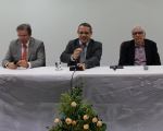 Desembargador James Magno, entre os desembargadores Gerson de Olveira, diretor da EJUD16, e Américo Bedê
