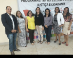 Juíza Angelina ao lado da secretária de Educação (blusa preta), advogado Joel e demais representantes da Secretaria de Educação