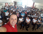 Selfie do juiz Jedson com os alunos do Centro de Ensino Deputado Remy Soares