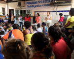 Elizabeth (com microfone) e Natália (blusa branca) compartilharam informações sobre trabalho infantil