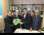 Desembargador James Magno, servidor Marcelo Costa e os gestores do Ministério do Meio Ambiente no ato da entrega do Selo A3P