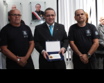 Presidente James, entre os agente de segurança Marlon e Lenildo, foi homenageado pela Seção de Segurança