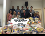 Juízes Maurílio e Gustavo e servidores da Vara do Trabalho de Estreito com as cestas arrecadadas
