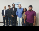 Juiz Carlos Eduardo (camisa listrada) e as partes processuais que compareceram à audiência