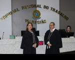 A presidente e o desembargador James Magno durante leitura do termo de posse feita pela secretária do Pleno, Walewska  Gomide