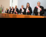 Desembargadores do TRT-MA acompanham a execução do Hino Nacional.