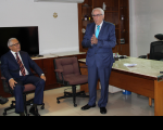 Desembargador Américo Bedê, ao lado desembargador Luiz Cosmo (sentado), presidiu a solenidade de outorga de comendas