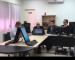 Desembargador Américo Bedê ao lado dos juízes Maurílio e Gustavo no encerramento da correição; e servidor Marcos Pires