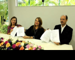 Presidenta Solange e os proprietários do imóvel com o contrato assinado. Foto: Jornal O Progresso