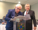 Corregedor do TRT-MA, desembargador Américo Bedê Freire, assina o TCT na presença do desembargador Platon Teixeira de Azevedo Filho, presidente do TRT-GO.