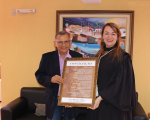 Presidenta Solange e o poeta J.C. Ramos posam com o quadro da poesia "Conciliação"