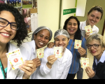 Servidoras, terceirizadas e estagiárias da Seção de Saúde exibem os cardápios distribuídos