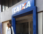 Presidenta Solange em frente às futuras instalações da Agência Caixa Areinha